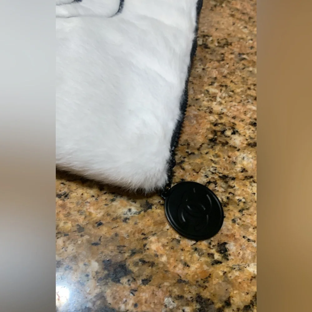 Absolutely adorable authentic rare,collectible white Chanel furry pouch/clutch. - Picture 8 of 17